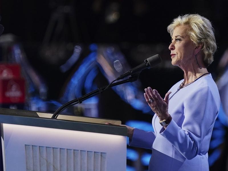 ΗΠΑ: Η Υπουργός Παιδείας Λίντα ΜακΜάχον χλευάζεται για επιστολή με γραμματικά λάθη προς το Χάρβαρντ