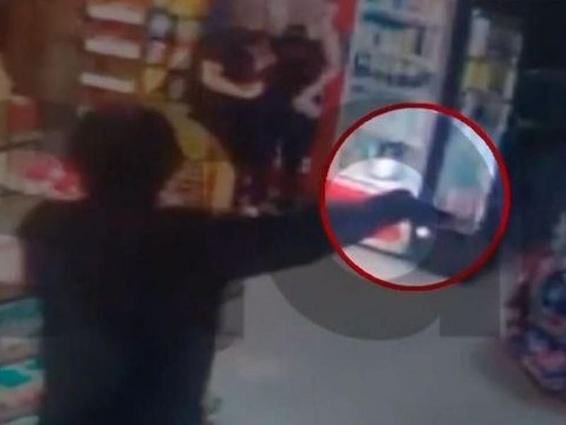 Σκηνές θρίλερ σε μίνι μάρκετ στον Βύρωνα – Ληστής απείλησε γυναίκες για 200 ευρώ