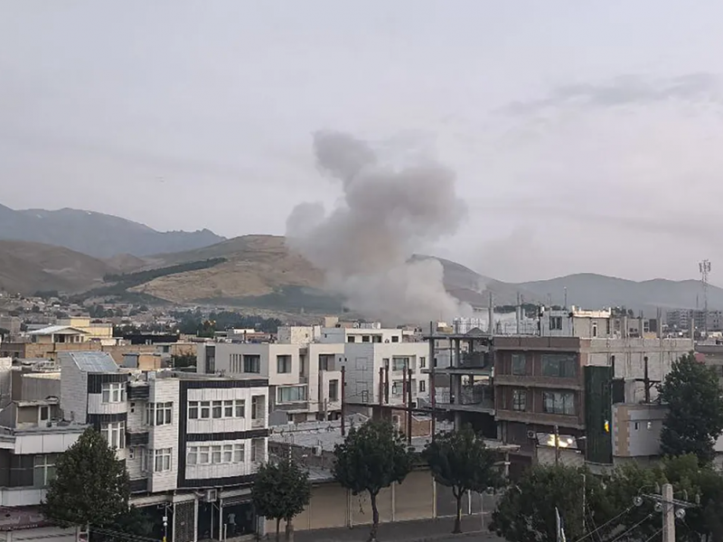 Επίθεση του Ισραήλ εναντίον της Τεχεράνης στο Ιράν, καπνός από αεροπορικό πλήγμα σε πόλη