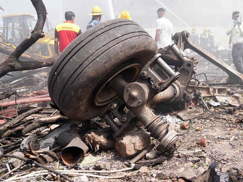 η ρόδα του air india και συντρίμμια