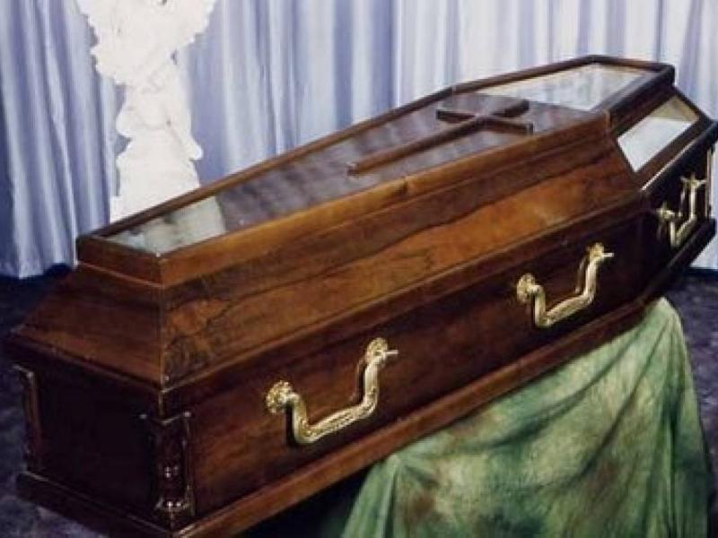 Αδιανόητο περιστατικό σε κηδεία: Ηλικιωμένη "νεκρή" γυναίκα ξύπνησε μέσα στο φέρετρο λίγο πριν την ταφή