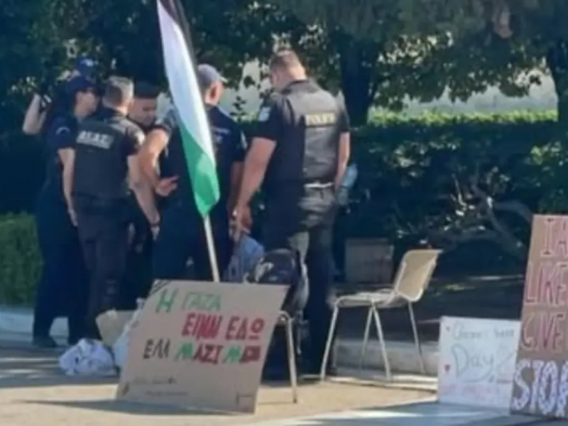 Η αστυνομία συνέλαβε Παλαιστίνιους που πραγματοποιούν καθιστική διαμαρτυρία στο Σύνταγμα