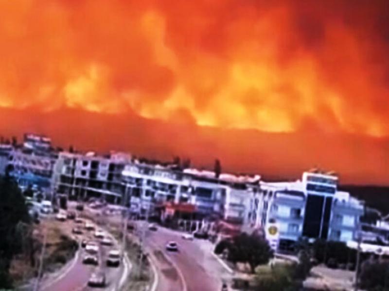 Καίγεται η Σμύρνη, βρέχει στάχτη στην Πάτμο: Ο άνεμος φέρνει τη φωτιά στην αυλή μας