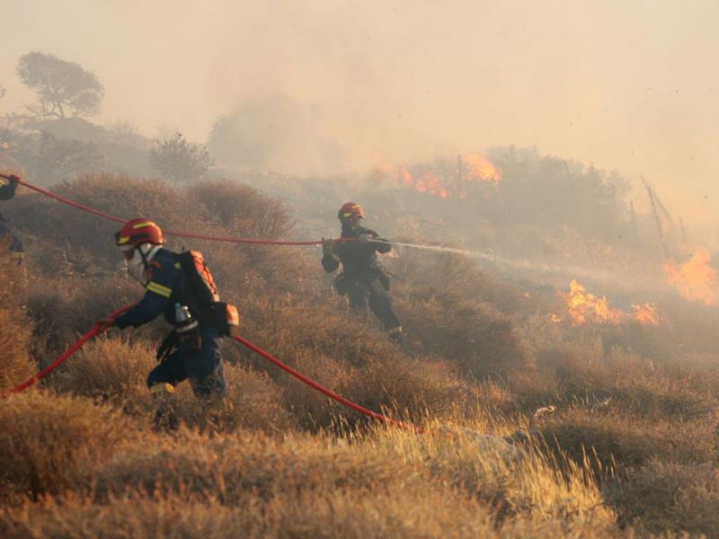 Μεγάλη αναζωπύρωση στην Ιεράπετρα: Καίγονται σπίτια και θερμοκήπια – Εκκενώνονται χωριά, νέο «112»