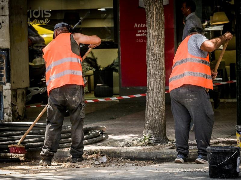Καύσωνας - Εκτακτα μέτρα αύριο Δευτέρα: Αλλαγές ωραρίων, δικαίωμα ευάλωτων σε τηλεργασία, φρένο σε υπαίθριες εργασίες και delivery