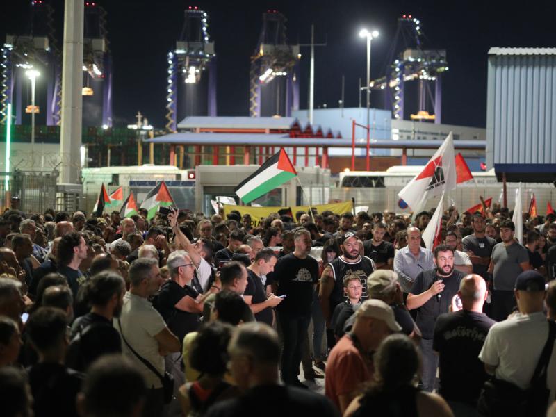 Νέα μαζική κινητοποίηση στο λιμάνι του Πειραιά κατά της εκφόρτωσης στρατιωτικού υλικού με προορισμό το Ισραήλ