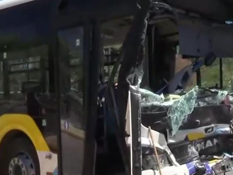 Τροχαίο με σύγκρουση λεωφορείων στη Βούλα