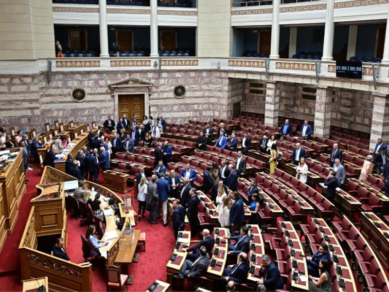 Προανακριτική Βορίδη – Αυγενάκη: Ένταση, αποχωρήσεις και «βροχή» επιστολικών ψήφων στη Βουλή