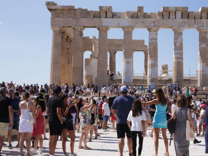 Guardian: "Η Ελλάδα έγινε η Ταϊλάνδη της Ευρώπης": Ο τουρισμός ανθίζει — οι πολίτες αποκλείονται