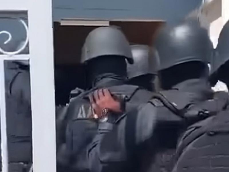 Μενίδι: Έφοδος της αστυνομίας σε σπίτι - Βρέθηκαν ρόπαλα και μετρητά