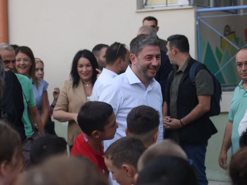 Ο πρόεδρος του ΠΑΣΟΚ, Νίκος Ανδρουλάκης σε αγιασμό σχολείου