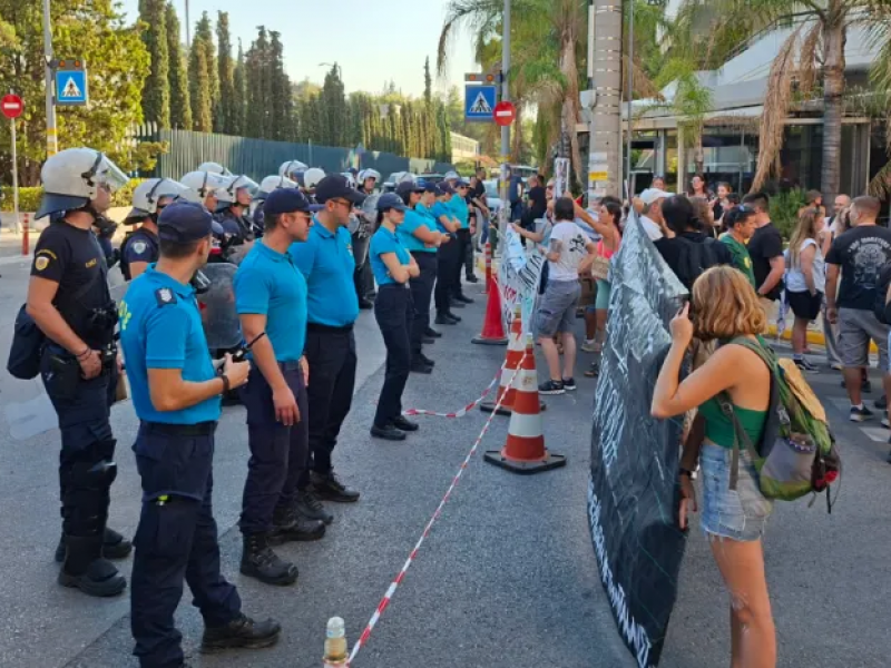 Διαμαρτυρία στο Deree: «Ανεπιθύμητοι οι συνένοχοι στη γενοκτονία» – Αποσύρθηκαν Πάντειο και Δήμος Αθηναίων