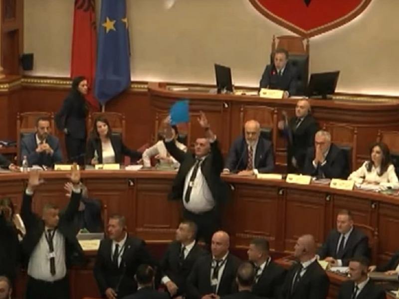 Σάλος στη Βουλή της Αλβανίας: Πετούσαν χαρτιά στον Ράμα, οργή και φωνές για την «υπουργό-ρομπότ» (Video)