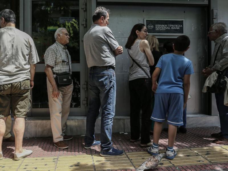 Κόσμος περιμένει σε ουρά τράπεζας για ανάληψη από ΑΤΜ