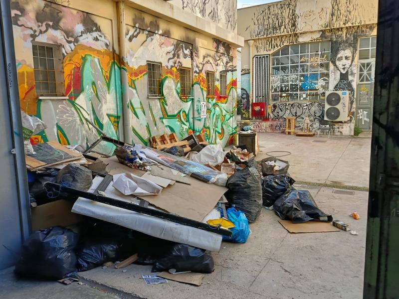 Σκουπίδια στην Καλών Τεχνών