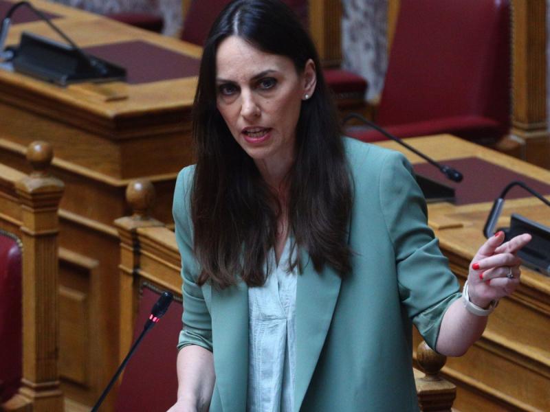 Η υφυπουργός Εσωτερικών, Βιβή Χαραλαμπογιάννη στη Βουλή