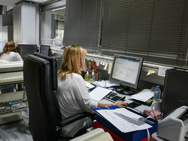 Δημόσιοι υπάλληλοι στο Δημόσιο