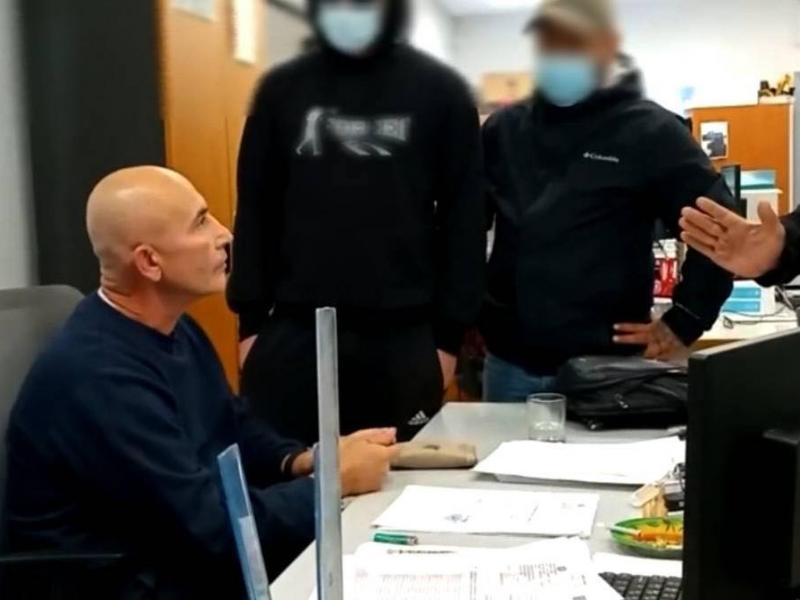 «Έφοδος» του «Ρουβίκωνα» σε προϊστάμενο καθαριότητας του Δήμου Παιανία: «Να σέβεσαι τις γυναίκες» (Video)