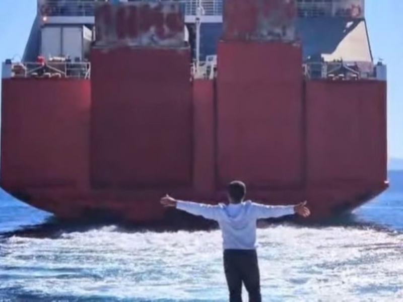 Ένα viral «αντίο» αγάπης στη Σίκινο: Ο δήμαρχος αποχαιρετά μαθητές με ανοιχτά χέρια (Βίντεο)