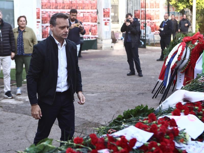 Ο δήμαρχος Αθηναίων Χάρης Δούκας στο Πολυτεχνείο για κατάθεση στεφανιού