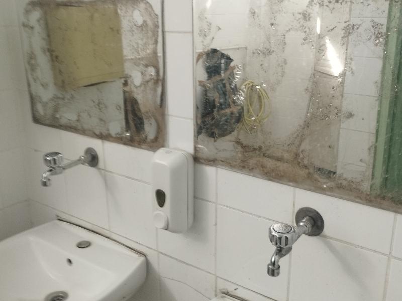 Γονείς καταγγέλλουν χάος υποδομών στο σχολείο - Απαράδεκτη κατάσταση στις τουαλέτες, το προαύλιο και τις αίθουσες