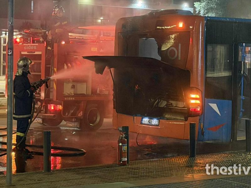 Θεσσαλονίκη: Φωτιά σε εν κινήσει λεωφορείο του ΟΑΣΘ (βίντεο)