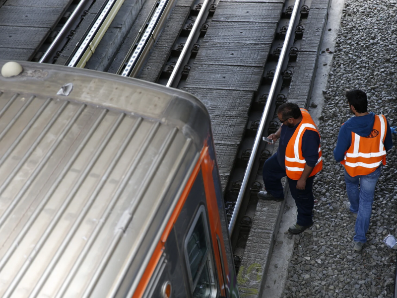 Εργαζόμενοι της ΣΤΑΣΥ σε αμαξοστάσιο του ΗΣΑΠ