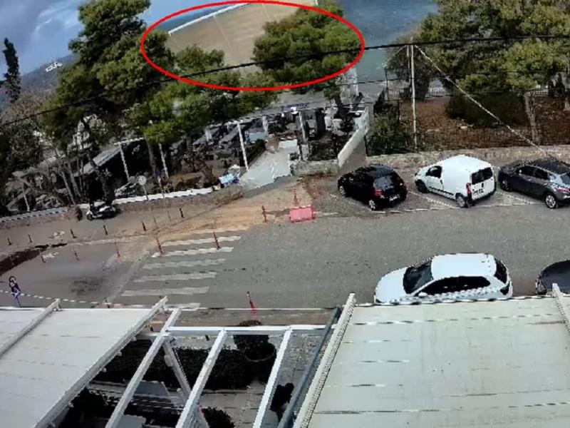 Αναστάτωση στο Καβούρι: Άνεμος ξήλωσε σκέπαστρο από εστιατόριο – «Διέλυσε τα πάντα» (Video)