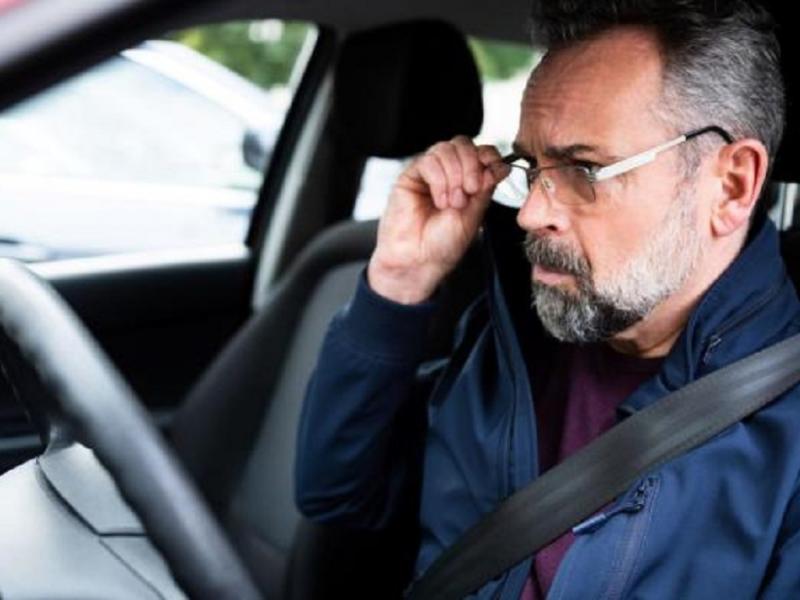 Πρόστιμο 200 ευρώ για όσους αφήνουν αυτό το «αξεσουάρ» στο σπίτι – Τι ισχύει για τους οδηγούς