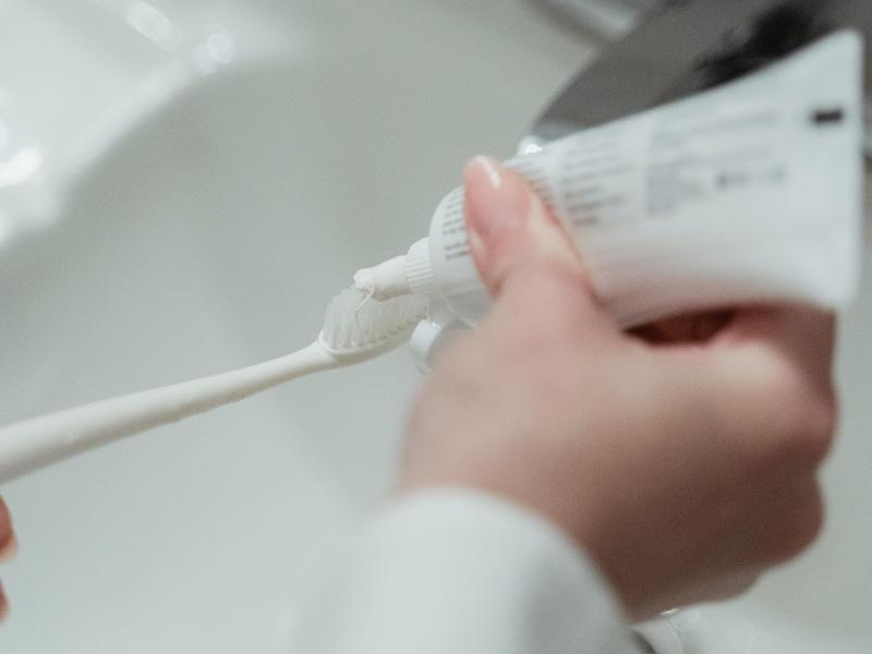 Ηλεκτρική οδοντόβουρτσα: Το απλό κόλπο με βαμβάκι που κρατά τη βάση φόρτισης πεντακάθαρη