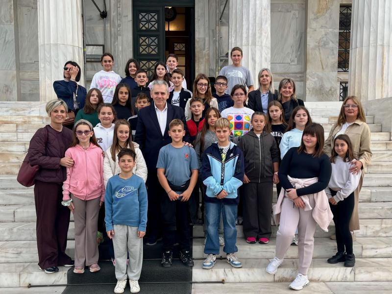 Ο Μάξιμος Χαρακόπουλος με μαθητές στη Βουλή