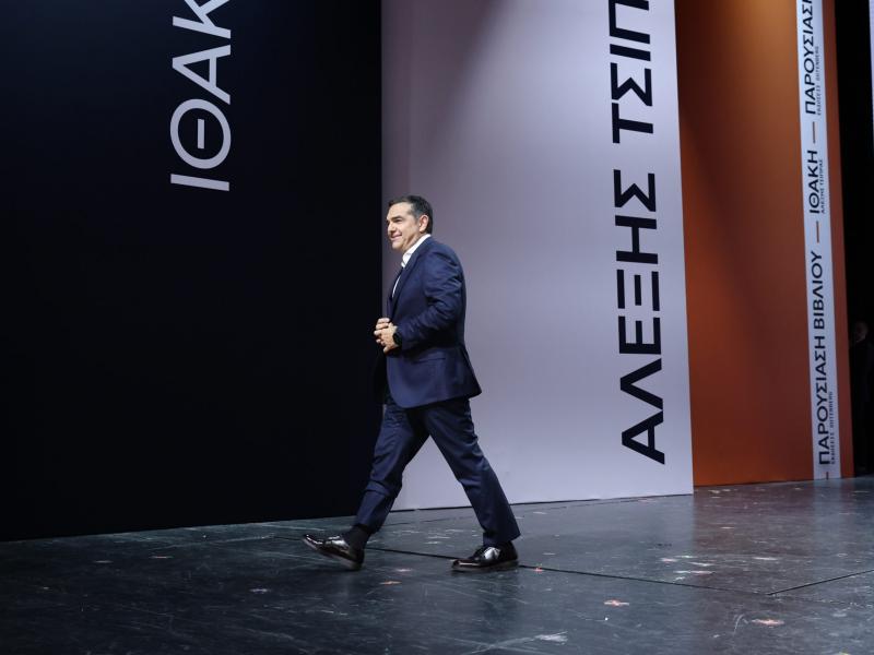 Ο Αλέξης Τσίπρας κατά την παρουσίαση της Ιθάκης στο θέατρο "Παλλάς"