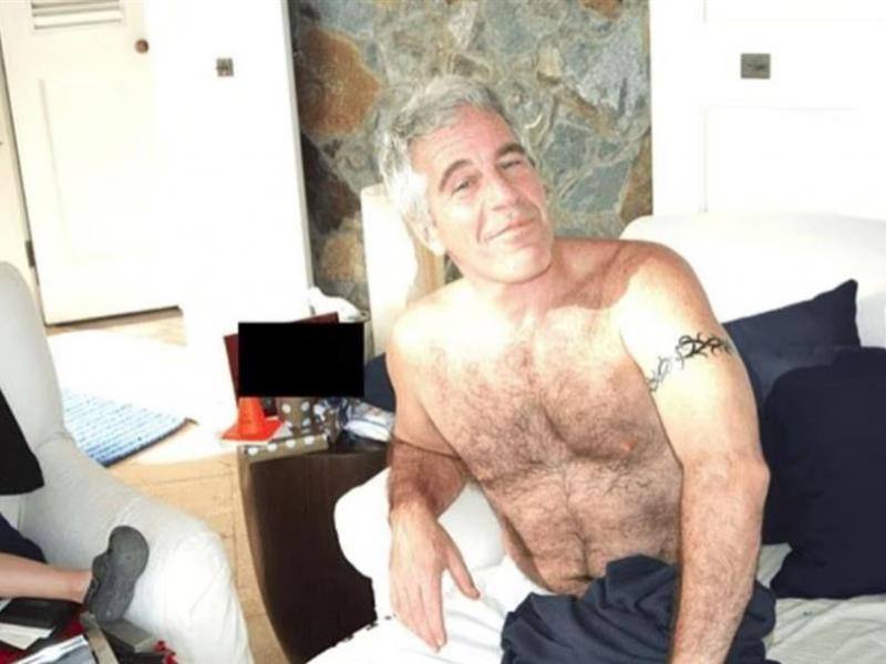 Η σοκαριστική φωτογραφία του Έπσταϊν με ένα νήπιο που ξεσήκωσε θύελλα αντιδράσεων