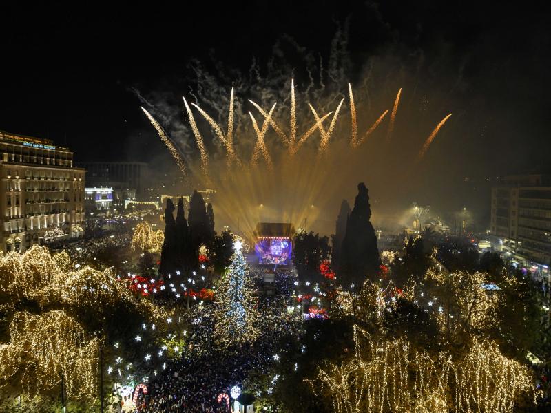 Πρωτοχρονιά στο Σύνταγμα: Η Αθήνα υποδέχεται το 2026 με Μαραβέγια, Μόρφη και εντυπωσιακό drone show