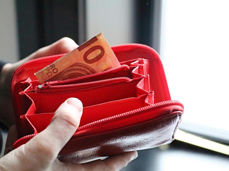 Άδειο πορτοφόλι με ένα χαρτονόμισμα 