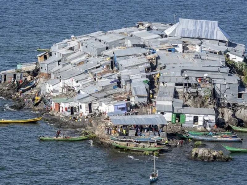 Ένα νησί–σταγόνα ζωής: Πώς χωρούν εκατοντάδες άνθρωποι σε μόλις 2.000 τετραγωνικά