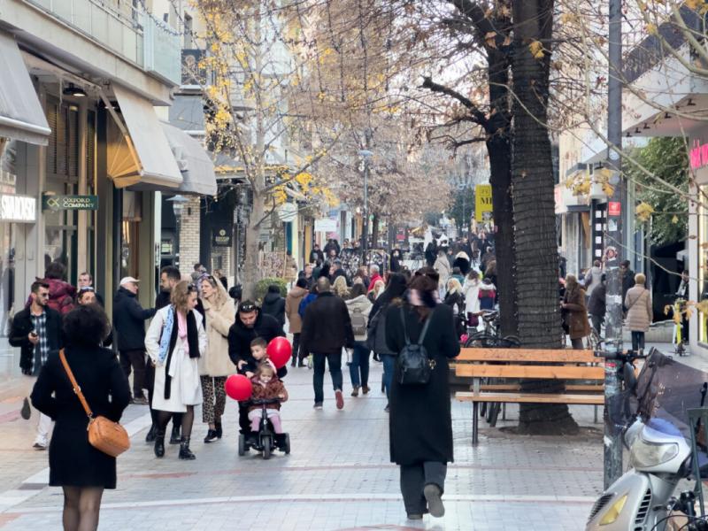 Πρωτοχρονιά: Πότε ανοίγουν και πότε κλείνουν σήμερα Παραμονή σούπερ μάρκετ και καταστήματα