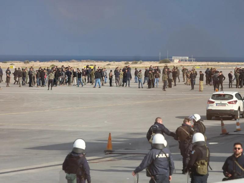 Αγρότες μπλόκαραν τον αεροδιάδρομο του αεροδρομίου Ηρακλείου
