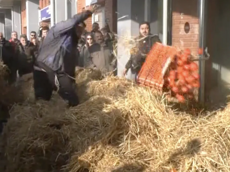 Χαμός στην Καβάλα: Αγρότες πέταξαν άχυρα, ντομάτες και γάλα στην Αντιπεριφέρεια (Βίντεο)