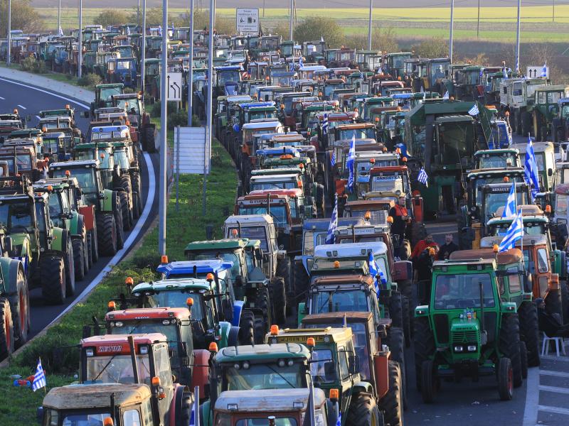 Αγρότες με τρακτέρ