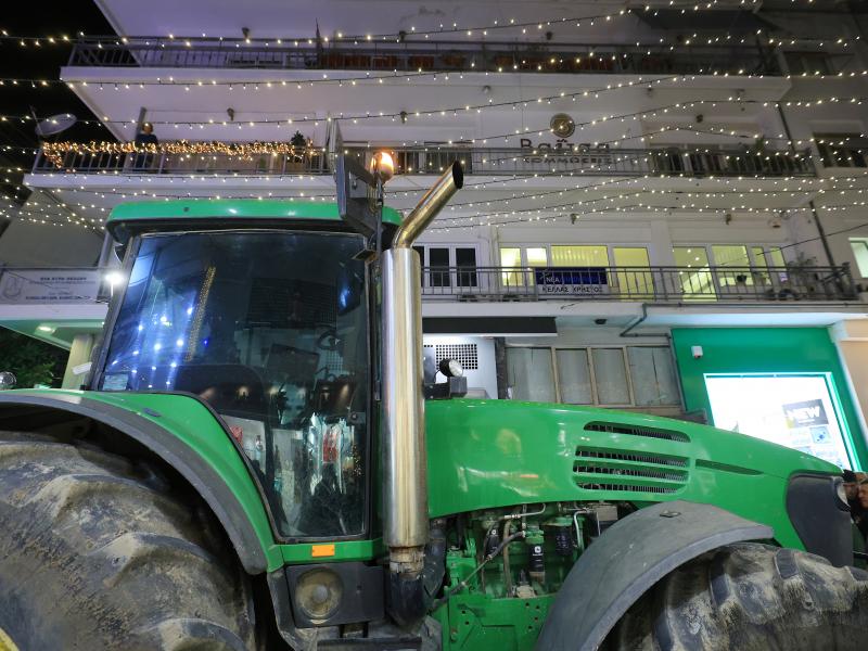 Ανυποχώρητοι στα μπλόκα οι αγρότες – Απειλούν με κλιμάκωση τις γιορτές