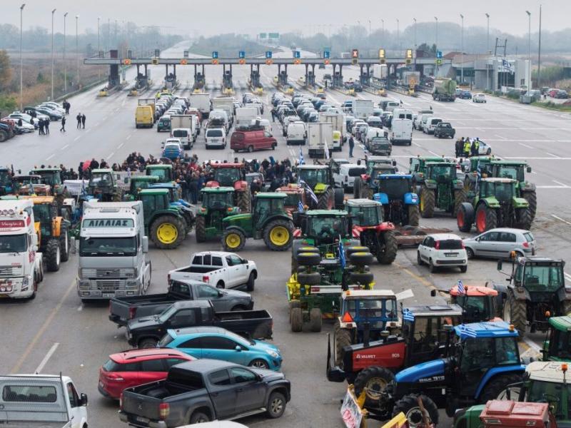 Κλιμακώνουν τις κινητοποιήσεις οι αγρότες: Νέα μπλόκα από τον Εβρο μέχρι την Κρήτη