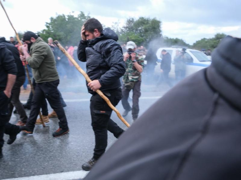 Στα άκρα η σύγκρουση κυβέρνησης και αγροτών - Σκληρή καταστολή, βαριές κατηγορίες σε αγρότες στην Κρήτη – «Απλώνονται» τα μπλόκα σε όλη τη χώρα