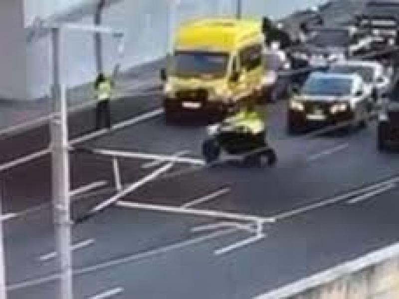 Αττική Οδός: Αναβάτης «γκρεμίζει» τροχονόμο προσπαθώντας να σπάσει μπλόκο - Βίντεο σοκ