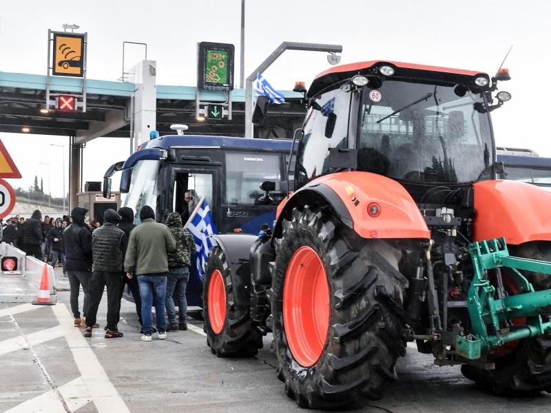 Αγροτικό μπλόκο με τρακτέρ σε διόδια