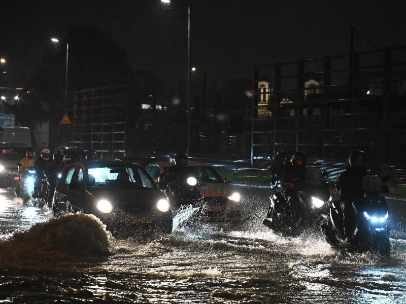 Κακοκαιρία Byron: Πλημμύρισαν δρόμοι