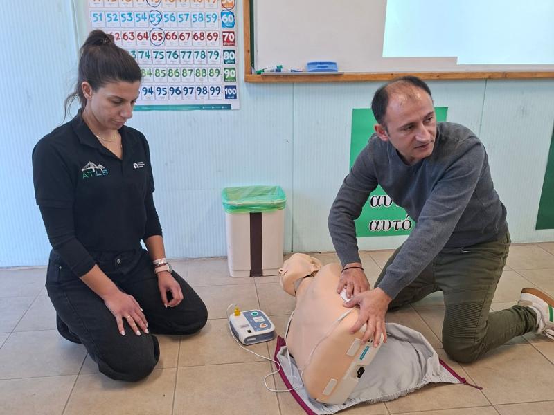 Τοποθέτηση απινιδωτή στο Δημοτικό Σχολείο Καμινίων – 60 άτομα εκπαιδεύτηκαν για επείγουσες καταστάσεις