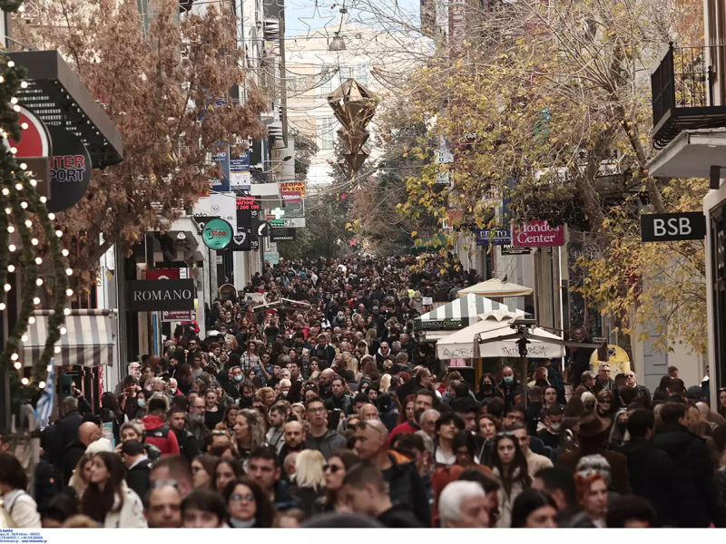 Κόσμος περπατάει στην Ερμού για τα ψώνια του τα Χριστούγεννα 