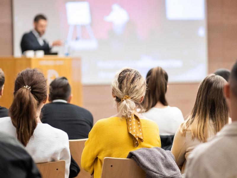 «Μπλόκο» στην Τεχνητή Νοημοσύνη: Γιατί τα Πανεπιστήμια αλλάζουν το σύστημα εξετάσεων