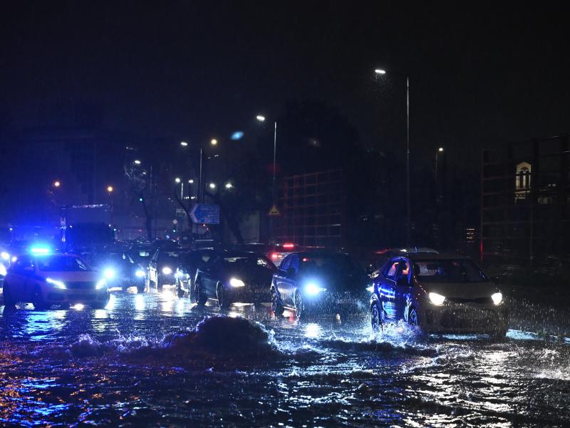 Κακοκαιρία Byron: Δέντρο καταπλάκωσε αυτοκίνητα στο Παλαιό Φάληρο